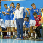 David Pisonero y el banquillo del Recoletas durante el último duelo ante Benidorm.-PABLO REQUEJO