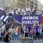 Los jugadores delRealValladolid saludan a los aficionados a su llegada a la Plaza Zorrilla de Valladolid.-J.M. LOSTAU