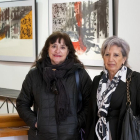 Mónica Aguado y Rufa Fernández junto a algunas de sus obras expuestas en la galería Rafael. -PABLO REQUEJO