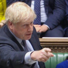 El primer ministro británico, Boris Johnson, interviene ante la Cámara de los Comunes, este sábado.-EFE / JESSICA TAYLOR