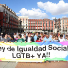 Manifestación en la Plaza Mayor con motivo del Día del Orgullo LGTB+-ICAL