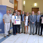 Foto de grupo de los galardonados junto a algunos de los asistentes a la entrega de premios.-E.M.