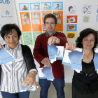 Nieves Acosta, Jorge Armiñanzas y Concepción Galván rompen el cartel que sirve de eslogan para la campaña ‘Rompamos barreras por el autismo.-J. M. LOSTAU