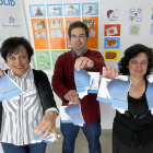 Nieves Acosta, Jorge Armiñanzas y Concepción Galván rompen el cartel que sirve de eslogan para la campaña ‘Rompamos barreras por el autismo.-J. M. LOSTAU