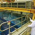 En el fondo de la piscina de la central de Garoña, junto al reactor nuclear, se aprecian los cientos de barras de uranio ya gastado.-ISRAEL L. MURILLO