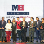 La consejera de Agricultura, Milagros Marcos, posa junto a los galardonados con los Premios Maestros Hosteleros 2017.-ICAL
