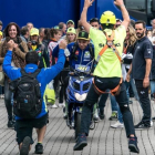 Valentino Rossi abandonó ayer el 'paddock' de Assen entre vítores de profesionales de otros equipos, como los de Suzuki que aparecen en esta imagen.-ALEJANDRO CERESUELA