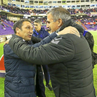 Eusebio Sacristán, técnico de la Real Sociedad, saluda a Paco Herrera antes de comenzar el encuentro.-REPORTAJE GRÁFICO:MIGUEL ÁNGEL SANTOS