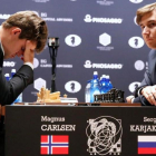 Magnus Carlsen y Serguéi Karjakin, durante la disputa de la quinta partida del Mundial de ajedrez, en Nueva York.-SHANNON STAPLETON / REUTERS