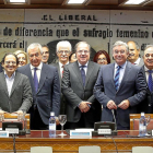 Juan Vicente Herrera con el secretario del PPen el Senado, Javier Arenas, el portavoz José Manuel Barreiro, y miembros del Grupo Territorial de Castilla y León.-ICAL