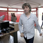 Carlo Martínez, en el momento de llegar a votar.-ICAL