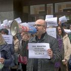 Varios empleados protestan por las últimas decisiones del Ministerio.-ICAL