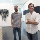 Theo Firmo e Iñaki Chávarri posan en la Galería Javier Silva, donde han inaugurado ‘Diálogos’.-Miguel Ángel Santos