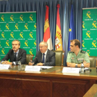 El teniente coronel de la Guardia Civil, Javier Peña (D); el subdelegado del Gobierno en Valladolid, Emilio Álvarez, y el director de la D.O. Rueda, Santiago Mora (I).-EUROPA PRESS