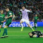 Paul López se ataja desde el suelo el balón por el que peleaba el delantero blanquivioleta SergiGuardiola.-J. M. LOSTAU