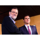 Mariano Rajoy y Albert Rivera posan tras un encuentro en el Congreso, en Madrid.-PIERRE-PHILIPPE MARCOU
