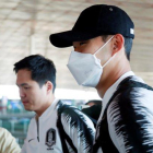 El capitán de la selección surcoreana Heung-min Son, jugador del Tottenham, este lunes en el aeropuerto de Pekín camino a Corea del Norte.-EPA / YNA