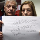 Los padres de Diego González, Manuel y Carmen, muestran una copia de parte de la carta de despedida de su hijo.-EL MUNDO