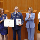 El director de la Academia Básica del Aire, con la medalla, flanqueado por la presidenta de las Cortes y la ministra de Defensa.-J.M. LOSTAU