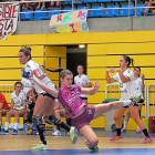 Elena Cuadrado se lanza al suelo para lanzar en el partido de ayer en Alcobendas.-PHOTO-DEPORTE
