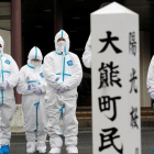 Los evacuados de la ciudad de Okuma, afectada por el terremoto de Fukushima, rinden homenaje a las víctimas.-KIM KYUNG-HOON/EFE