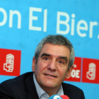 El precandidato a la Secretaría General del PSOE de Castilla y León, Julio Villarrubia (C), en la sede del partido en Ponferrada (León)-Ical