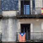 Una estelada y una bandera de España, en balcones de Barcelona.-REUTERS