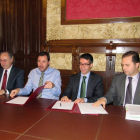 El alcalde de Valladolid, Oscar Puente (CI), y el delegado comercial de Iberdrola en Castilla León, Celiano García (CD), firman un contrato de suministro eléctrico.-ICAL