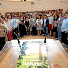 Los ponentes del primer Foro Provincial de Turismo posan ayer con Carnero en el Castillo de Fuensaldaña.-EL MUNDO