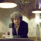 Rodrigo Garrido, en El Desierto Rojo, con su poemario.-Pablo Requejo