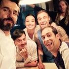 Foto de Instagram de la actriz Dafne Fernández, con sus compañeros de 'Chiringuito de Pepe'.-Foto: EL PERIÓDICO
