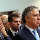 El portavoz socialista, Luis Tudanca, junto al portavoz popular, Carlos Fernández Carriedo, en la toma de posesión del presidente de la Junta de Castilla y León-Ical