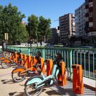 Aparcamiento de Biki en la calle San Isidro en el barrio de la Circular. J.M. LOSTAU