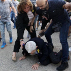 Butaris, en el suelo, tras ser agredido.-STR