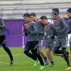 La gran cantidad de bajas y la brevedad de entrenamiento de los titulares provocó la inclusión en el mismo de un puñado de jugadores del filial. En la imagen, Mario, Zambrano, Adrián y Mayoral anteceden a Del Moral, aún con máscara, y Silva. Rubio, Alfaro-P. REQUEJO
