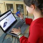 Una joven internauta conectada a la red a través de un ordenador para comprar on line.-J.M. LOSTAU