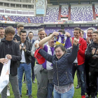Dos jóvenes de Asprona reciben contentos una camiseta de la mano de Álvaro Rubio, capitán del Real Valladolid, junto al resto de jugadores-Ical