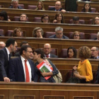 La bancada socialista se levanta tras el discurso de investidura de Mariano Rajoy.-DAVID CASTRO