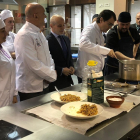 Mañueco durante la visita a la Escuela de Cocina de Valladolid.-E.P.