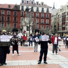 Más de un centenar de personas reivindicaron ayer en la Plaza Mayor de Valladolid el deporte y la salud en una concentración -en la imagen- organizada por los gimnasios, que tuvo eco también en otras capitales de Castilla y León y del resto de España.