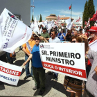 Representantes de UGT, CCOO y Confaes se movilizan junto a miembros de sindicatos portugueses para pedir la eliminación de los peajes en las autopistas lusas.-ICAL