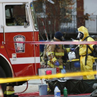 Un bombero entra en el edificio del CAIR tras el envío de una carta con un polvo blanco.-AP / PABLO MARTINEZ MONSIVAIS