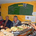 Un grupo de turistas prueba las tapas del establecimiento Las Barricas, que participa en la Ruta del Pincho Tierra del Cigales.-EL MUNDO