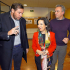 La diputada Margarita Robles, flanqueada por el alcalde de Valladolid, Óscar Puente, y el secretario provincial del PSOE, Javier Izquierdo.-J. M. LOSTAU