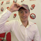 ‘Turi’ Fernández con la gorra del Ciudad de Valladolid durante su presentación.-Miguel Ángel Santos