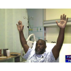 Charles Kinsey, en la cama del hospital, explica el incidente con la policía de Miami.-AP