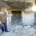 Victoriano Aguado explica cómo se distribuía una casa cueva, donde residió más de diez años.-J.M. LOSTAU