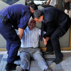 Un hombre llora en la entrada de un banco griego en Atenas.-Foto: AFP / SAKIS MITROLIDIS
