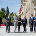 En el centro, Felipe VI, flanqueado por Emiliano Espinosa y Josep Borrell, ayer en Segovia.-ICAL