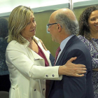 Pilar del Olmo saluda al ministro de Economía y Hacienda, Cristóbal Montoro antes del Consejo de Política Fiscal y Financiera.-EL MUNDO.